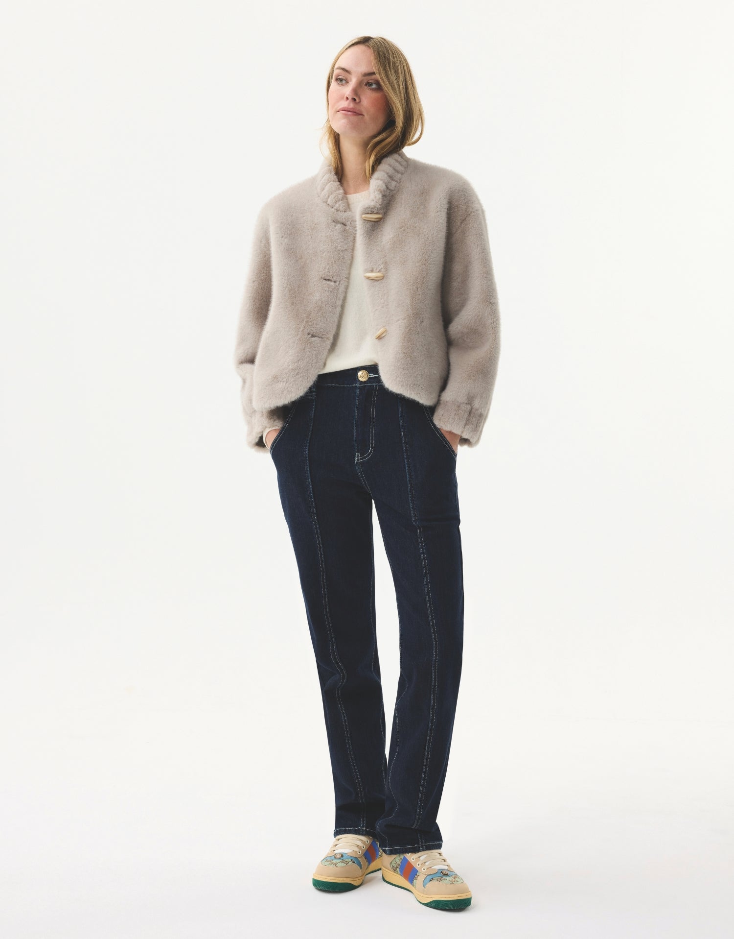 Veste courte en fausse fourrure