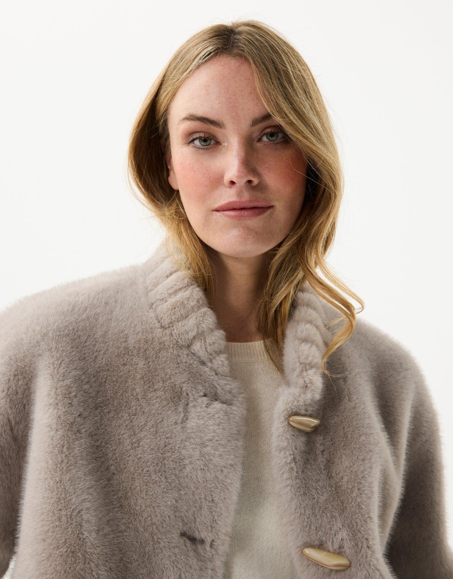 Veste courte en fausse fourrure